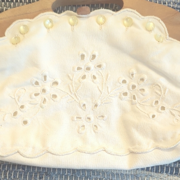 Vintage Wooden Handle White cotton embroidered lucite button Purse - Picture 6 of 7